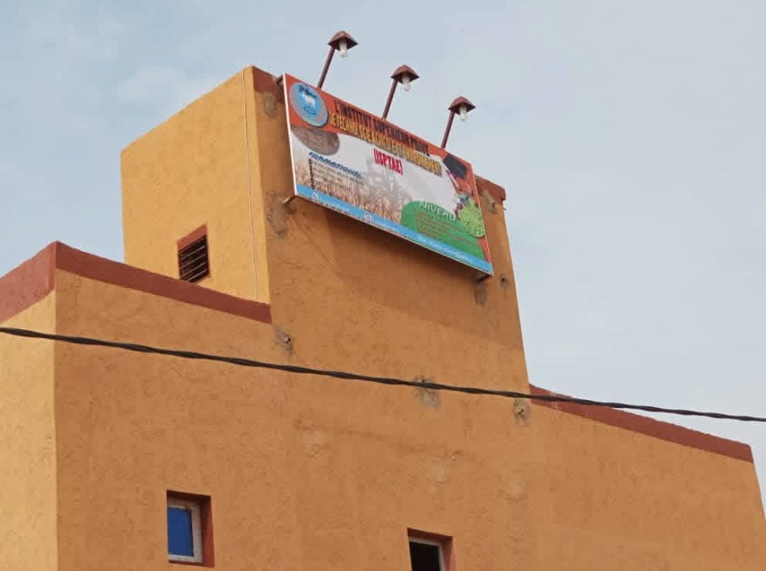 Façade du bâtiment de l’ISPTAE avec son enseigne